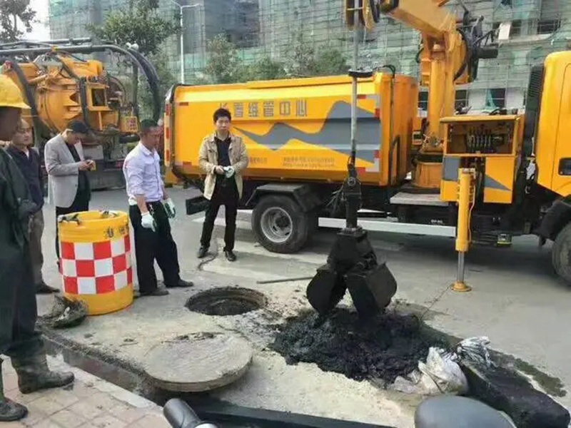 册亨街道：网格员化身“清道夫”，为民解忧疏通“堵心”化粪池