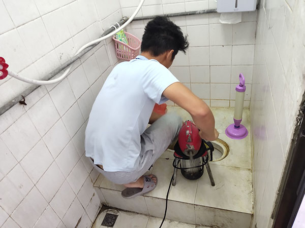 册亨肥皂掉到马桶里把马桶堵住了怎么办？马桶堵住了怎么办