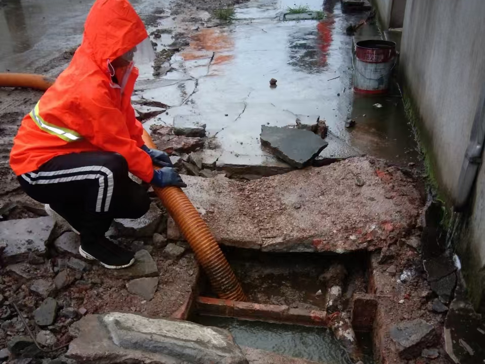 册亨专业清理污水池 炜誉市政以规范流程守护城市 “肠道”