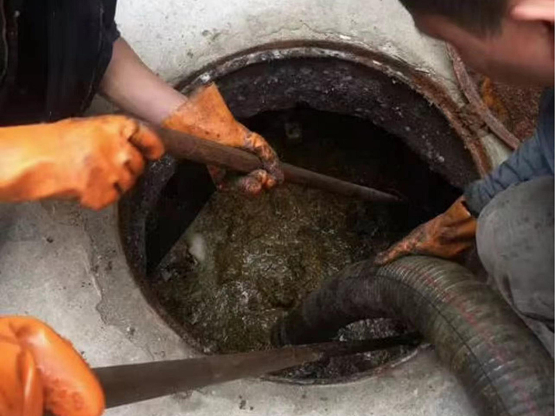 册亨清理化粪池时如何避免沼气的危害?